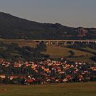 Die neue umstrittene Autobahntrasse kommt aus dem Berg im warmen Morgenlicht...