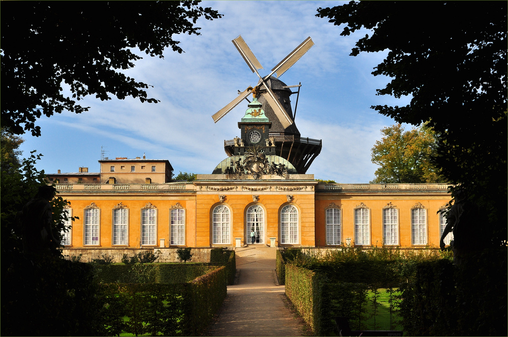 Die Neuen Kammern......., im Hintergrund die Mühle von Sanssouci