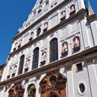 die neugestaltete fassade der st. michaelskirche in münchen