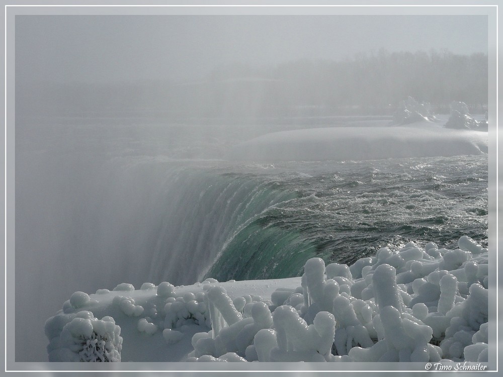 Die Niagara Fälle im Winter 01