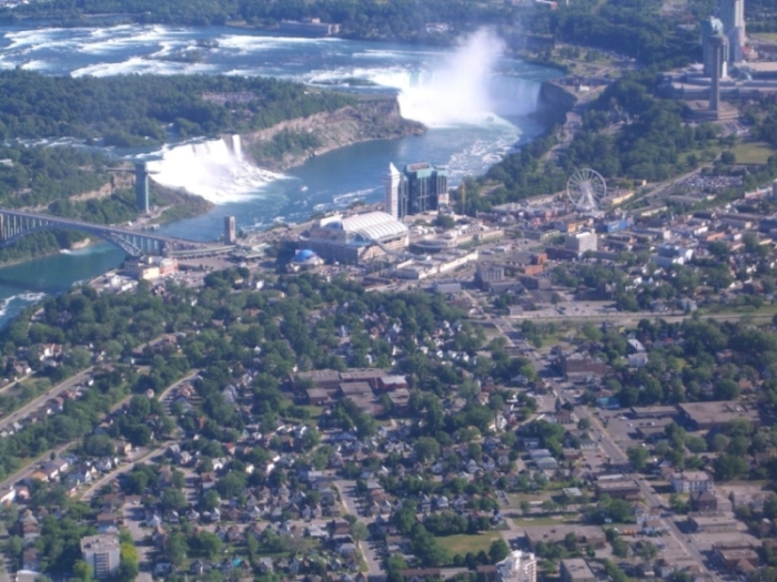 Die Niagara Fälle mal aus´m Heli