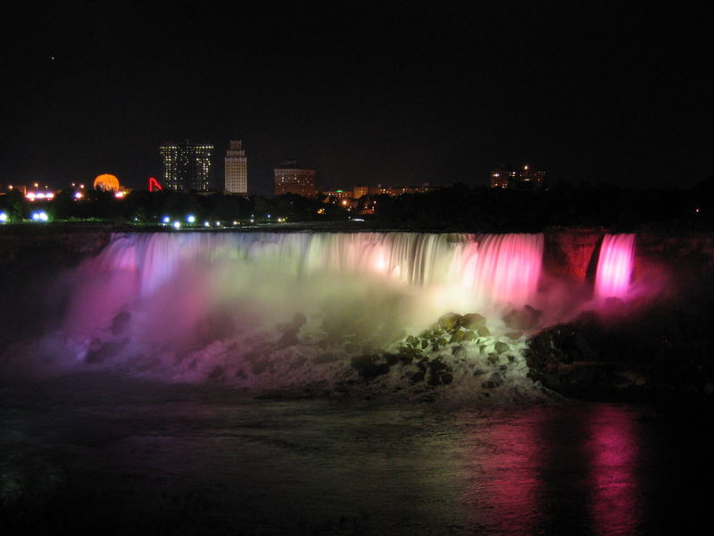 Die Niagara Falls bei Nacht