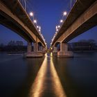 die Nibelungenbrücke zu blauen Stunde