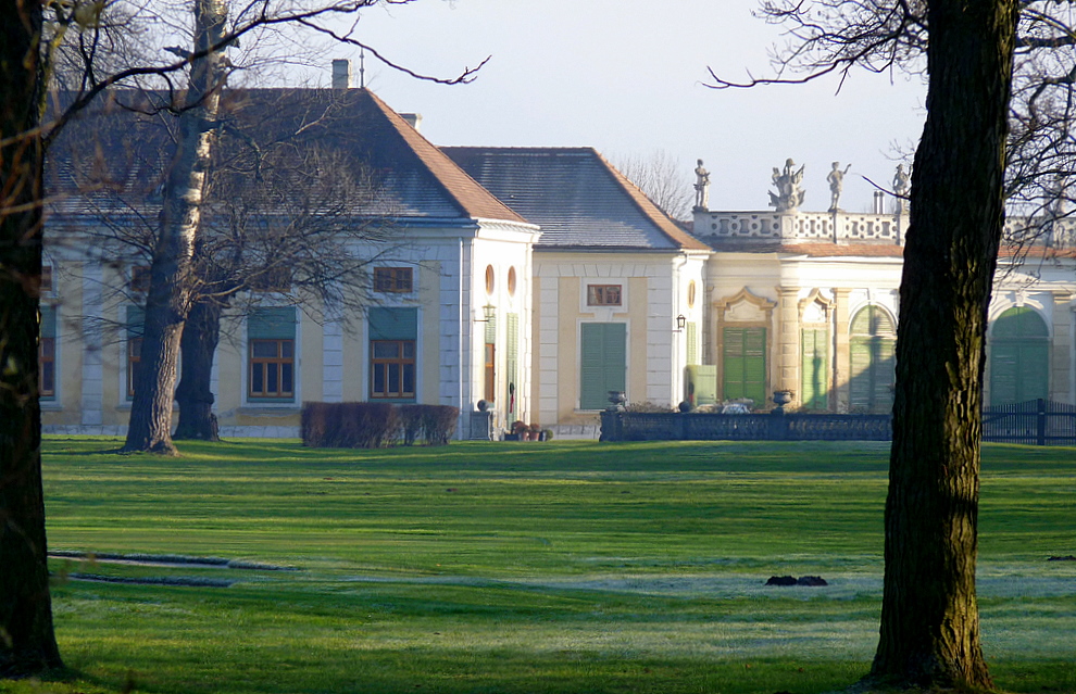 . . "die niederen Gebäude". .