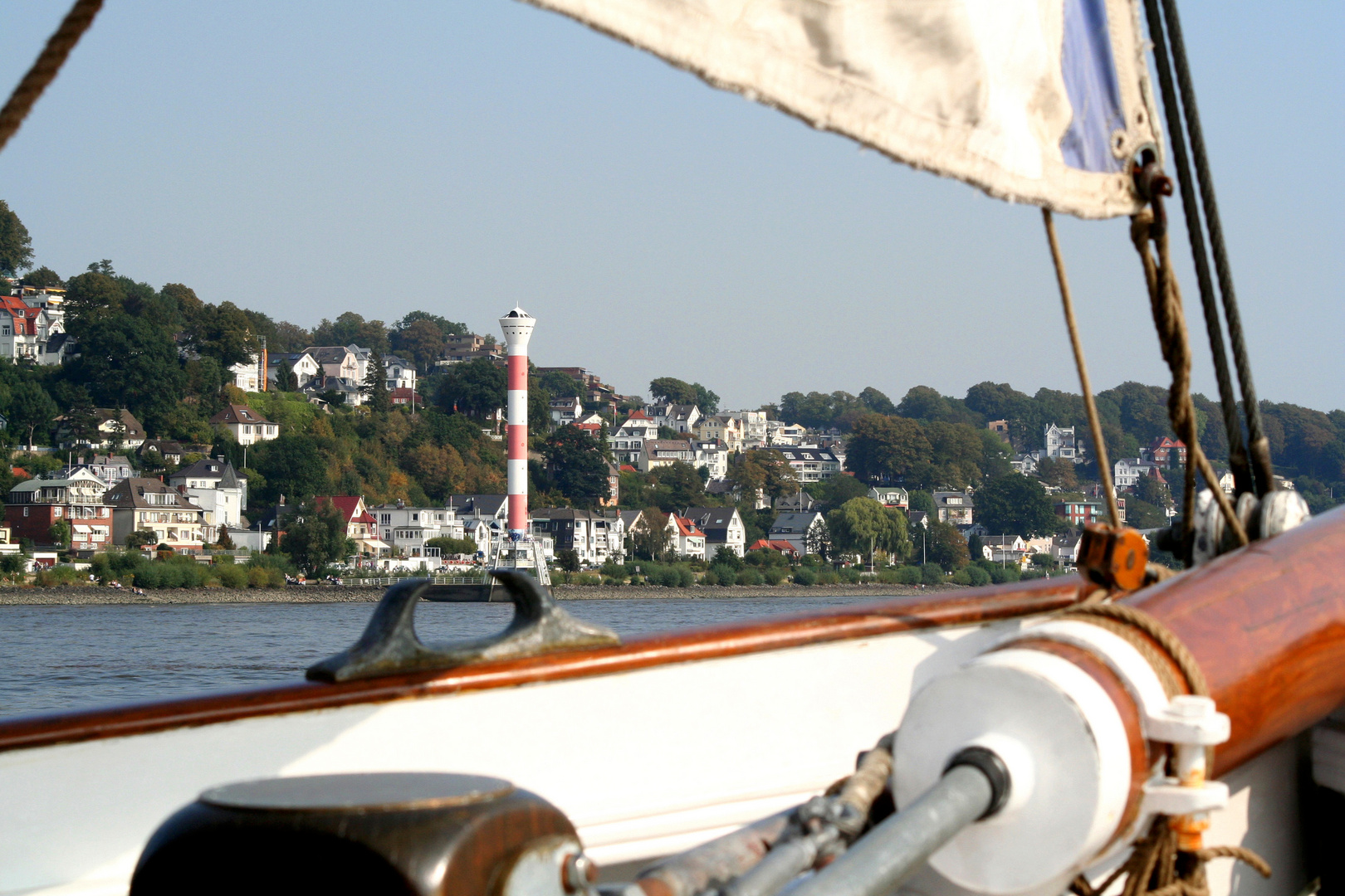 Die 'No. 5 Elbe' vor Blankenese...