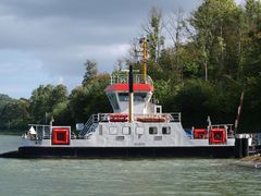 Die Nord-Ostsee-Kanal-Fähre KOLBERG in Quarnbek Landwehr.