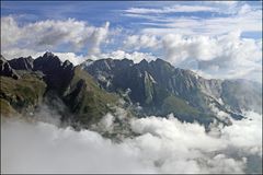 die "Nordkette" des Virgentales taucht aus dem Nebel