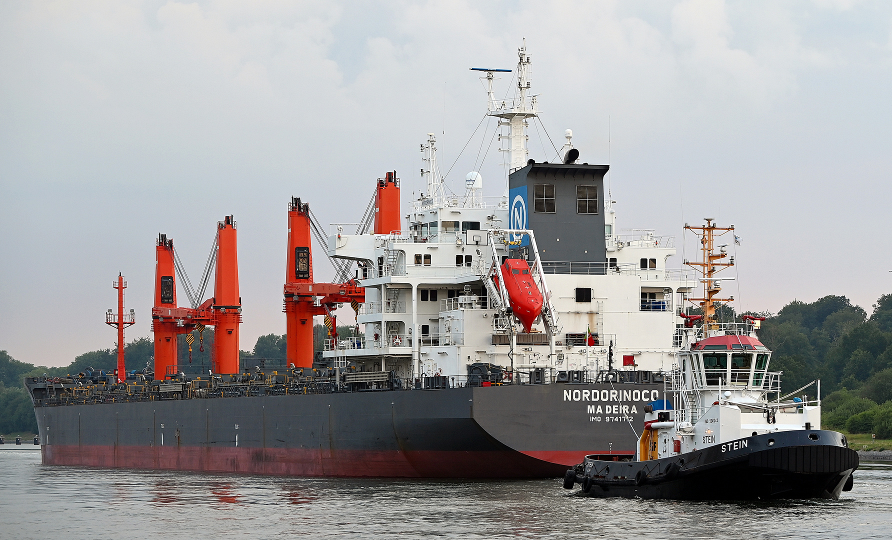 Die NORDORINOCO und die STEIN in Kiel im Nord-Ostsee-Kanal