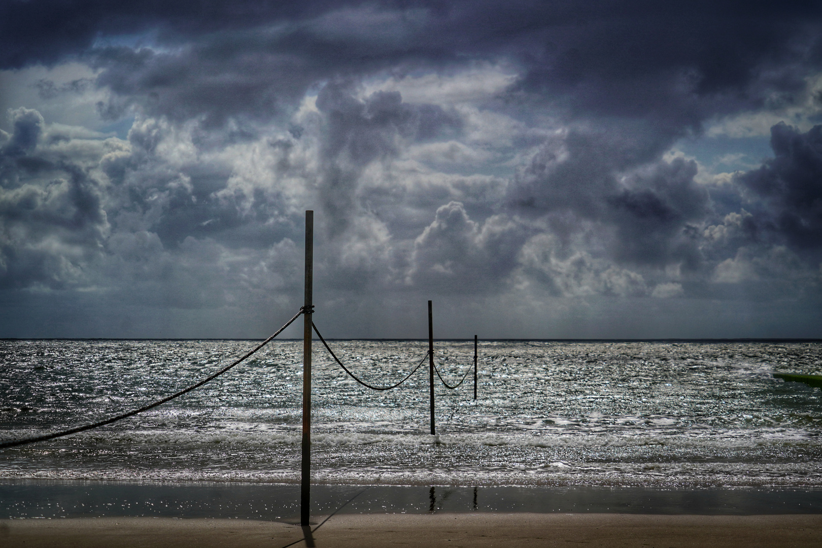 Die Nordsee glitzert trotz vieler Wolken... 