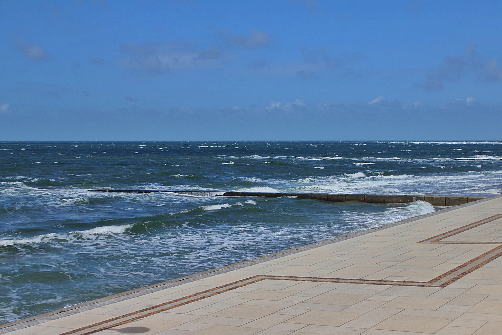 Die Nordsee mit den Buhnen und Promenade