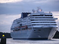 Die Norwegian Dream fährt auf dem Nord-Ostsee-Kanal in Richtung Kiel