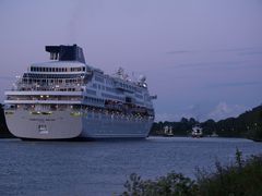 Die Norwegian Dream passiert gleich die Engstelle "Fähre Landwehr" in Richtung Kiel.