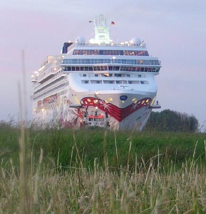 Die Norwegian Jewel auf der Ems