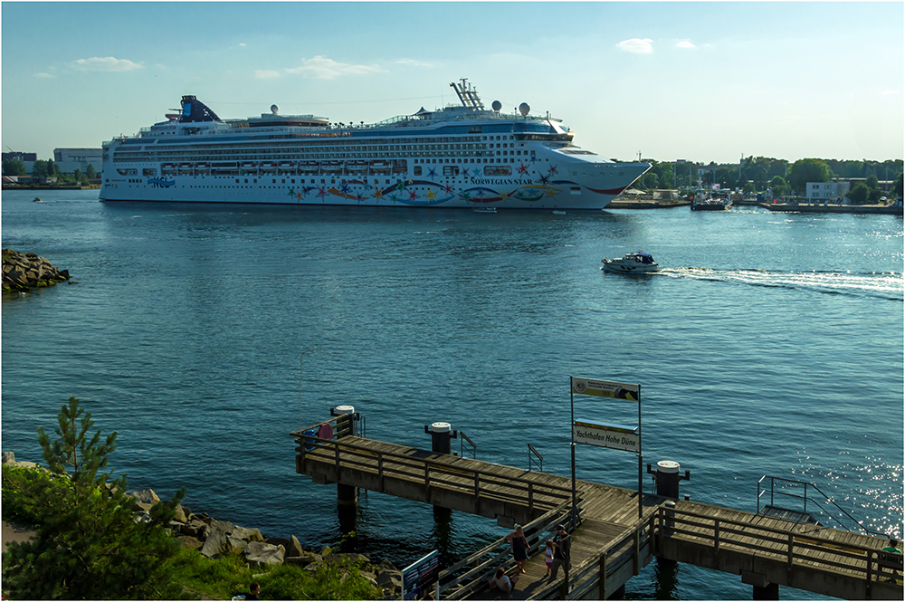 Die Norwegian Star im Gegenlicht