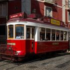 Die nostalgische Strassenbahn Nummer 28 von Lissabon