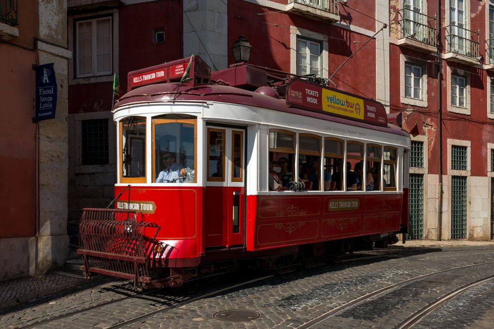 Die nostalgische Strassenbahn Nummer 28 von Lissabon