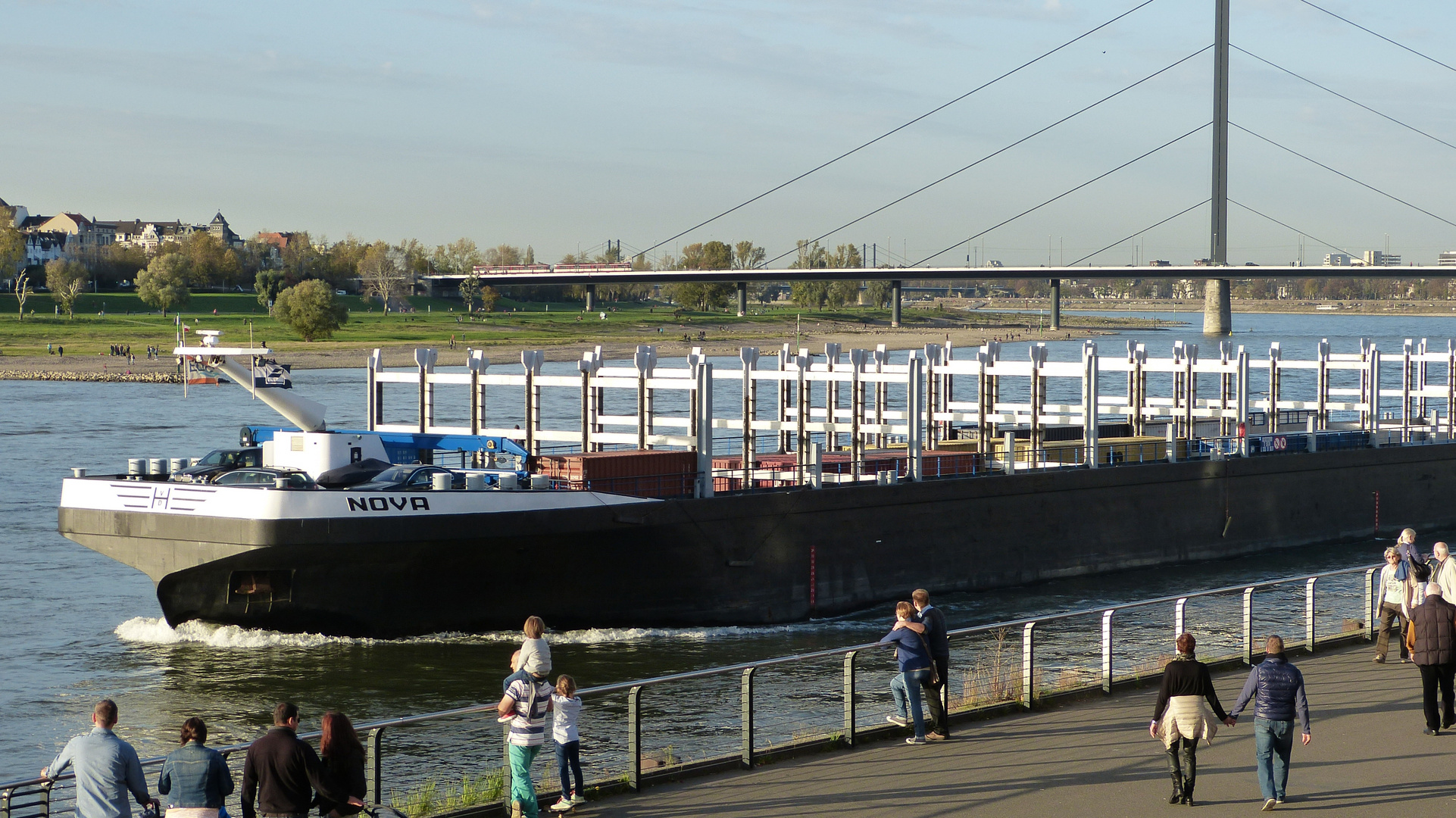 Die Nova schiebt sich den Rhein hinauf