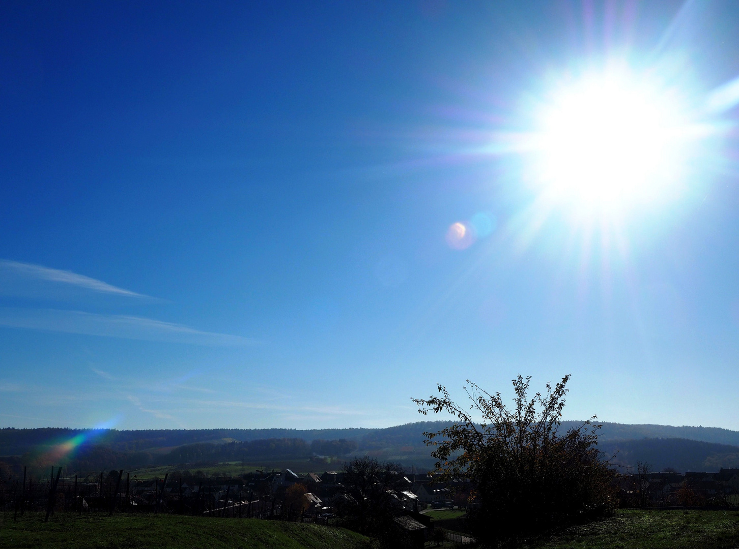 Die Novembersonne strahlt über dem Heuchelberg