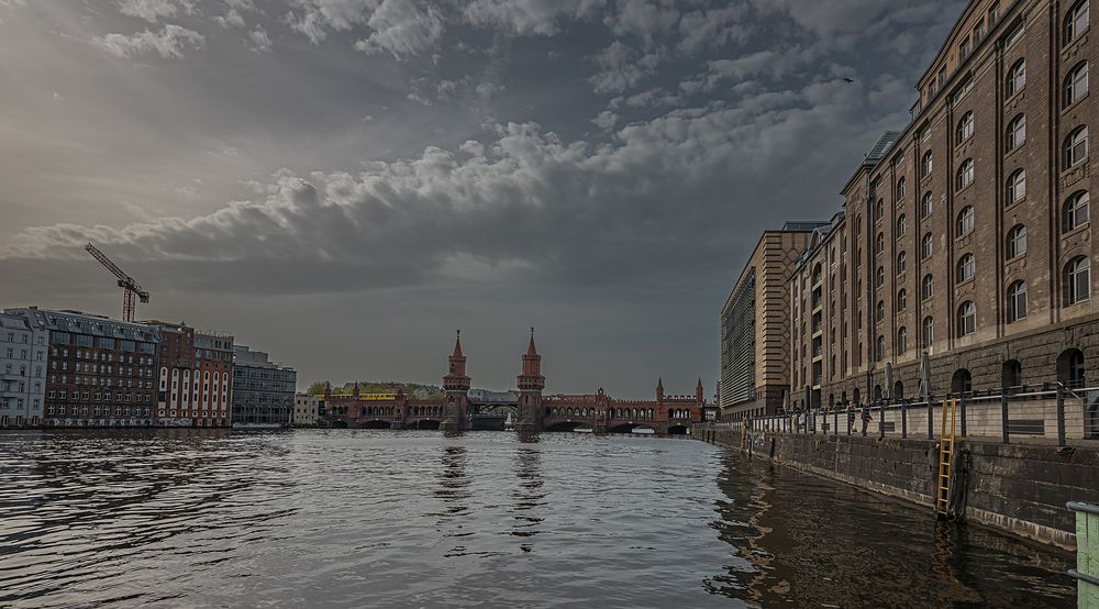 Die Oberbaumbru?cke vom Wasser aus 