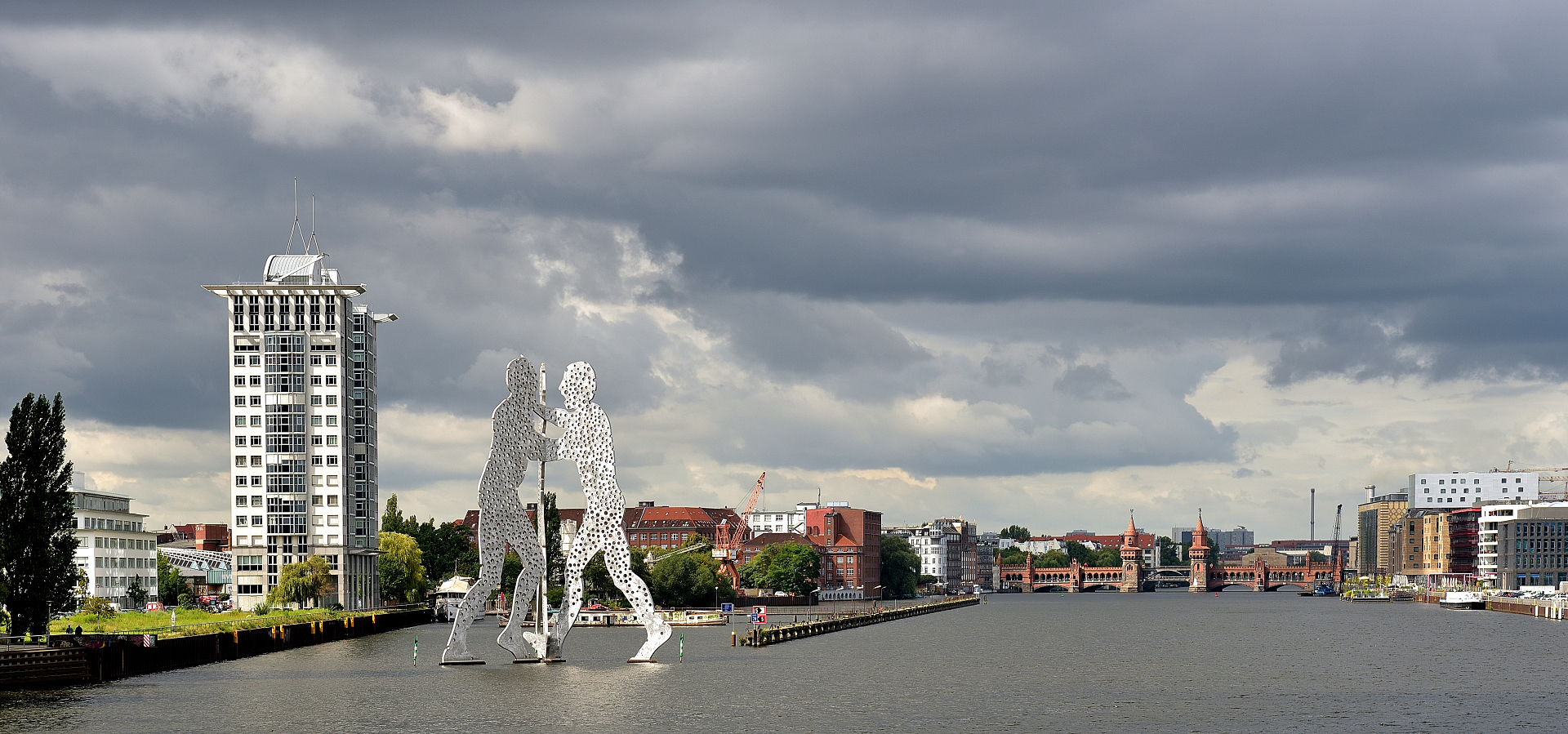 Die Oberbaumbrücke im Hintergrund, Berlins schönste Brücke, links davon...