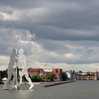 Die Oberbaumbrücke im Hintergrund, Berlins schönste Brücke, links davon...