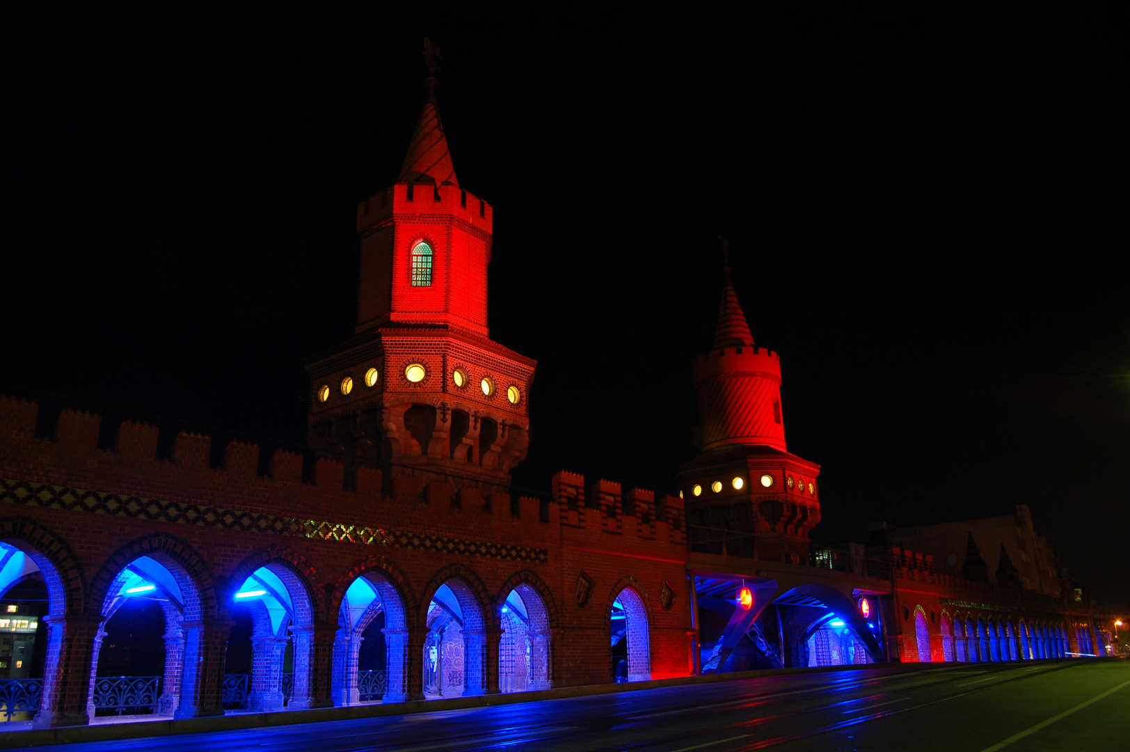 Die Oberbaumbrücke in Berlin während des Festival of Lights