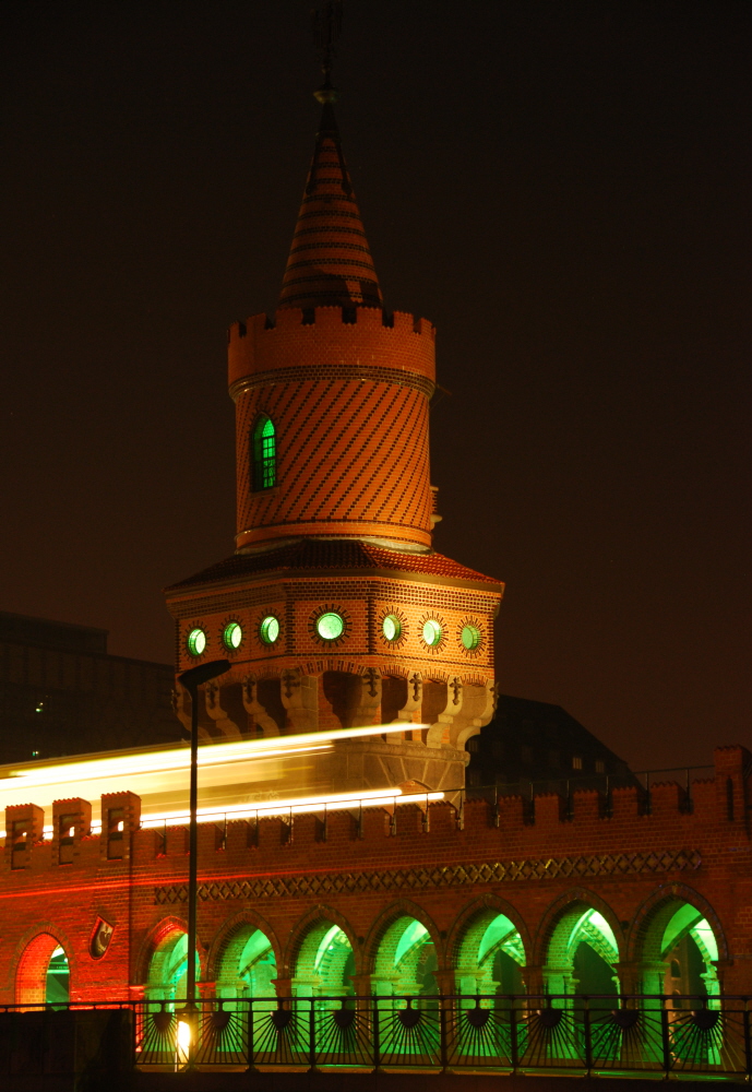 Die Oberbaumbrücke in Berlin zum Festival of Lights 2007