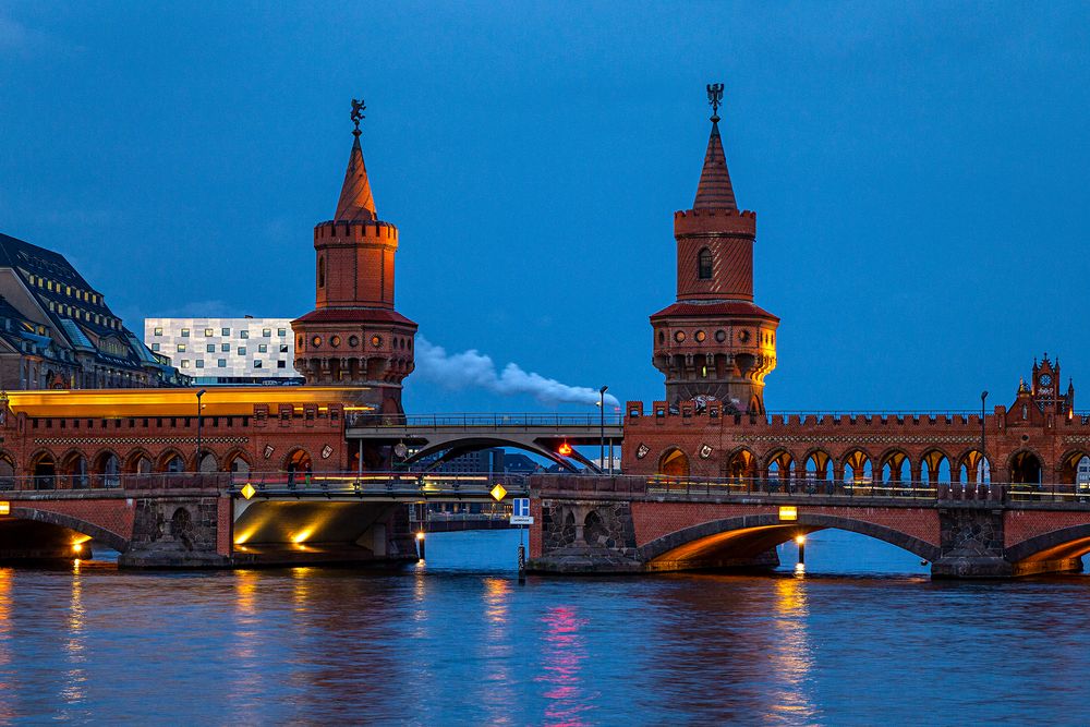 Die Oberbaumbrücke in der Abenddämmerung