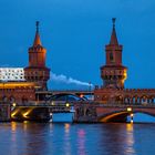 Die Oberbaumbrücke in der Abenddämmerung