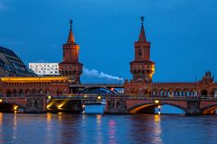 Die Oberbaumbrücke in der Abenddämmerung