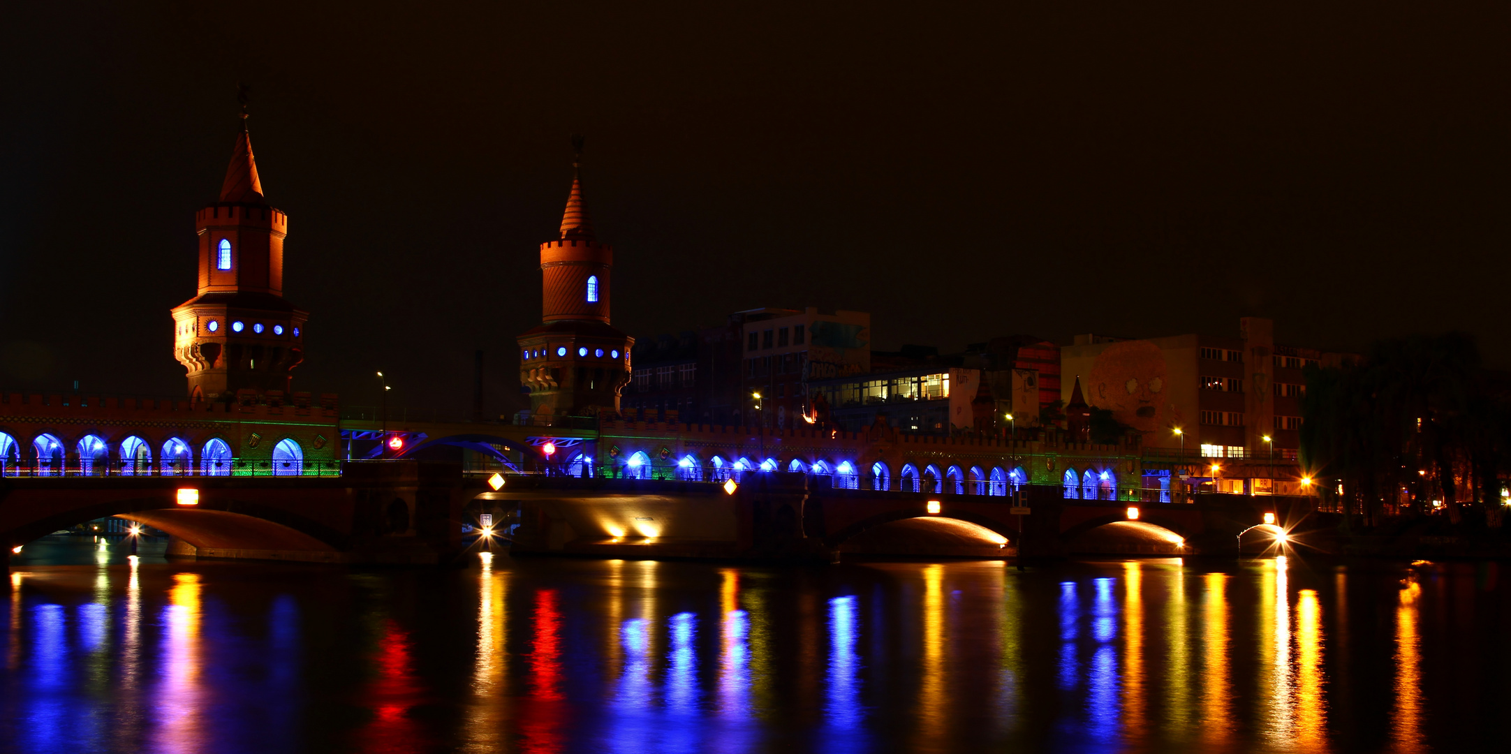 Die Oberbaumbrücke, lässt die Spree im vollen Glanze scheinen