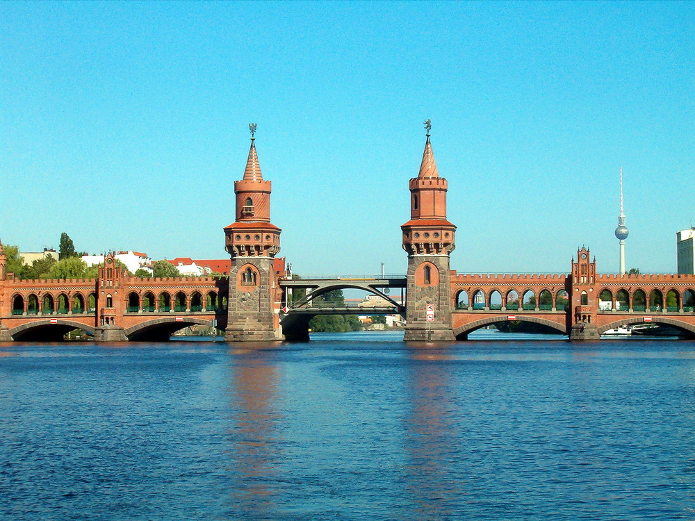 Die Oberbaumbrücke über die Spree in Berlin Foto & Bild architektur