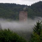 die Oberburg in Manderscheid im Nebel