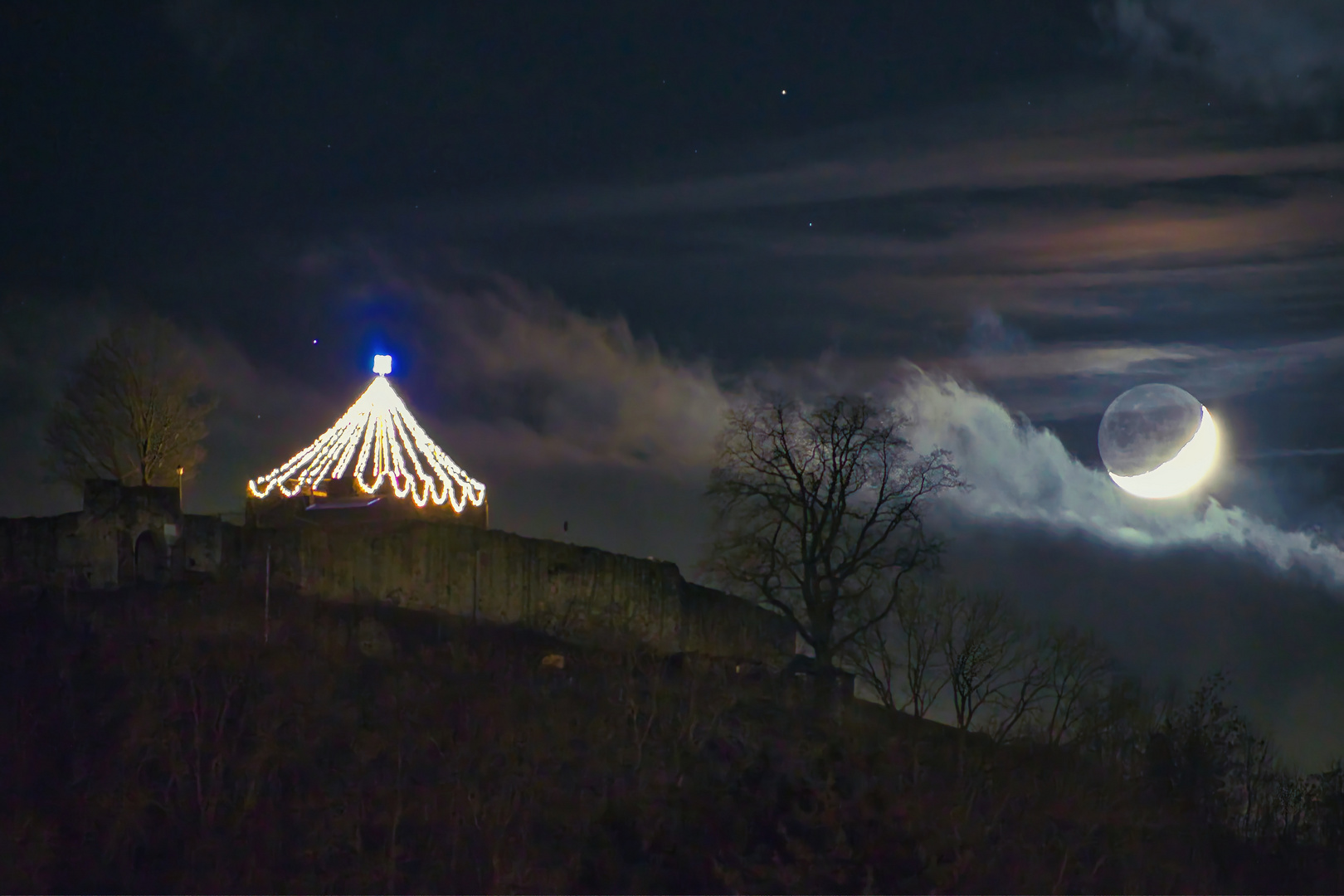 Die Obernburg bei Gudensberg mit dem Halbmond.