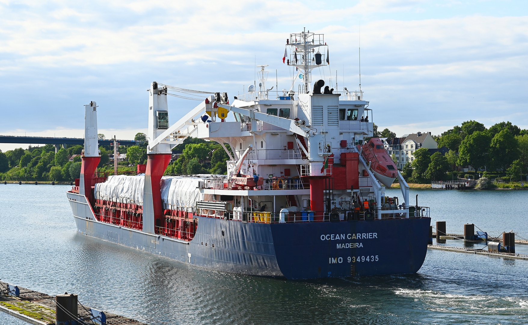 Die OCEAN CARRIER verlässt die Schleuse Kiel Holtenau