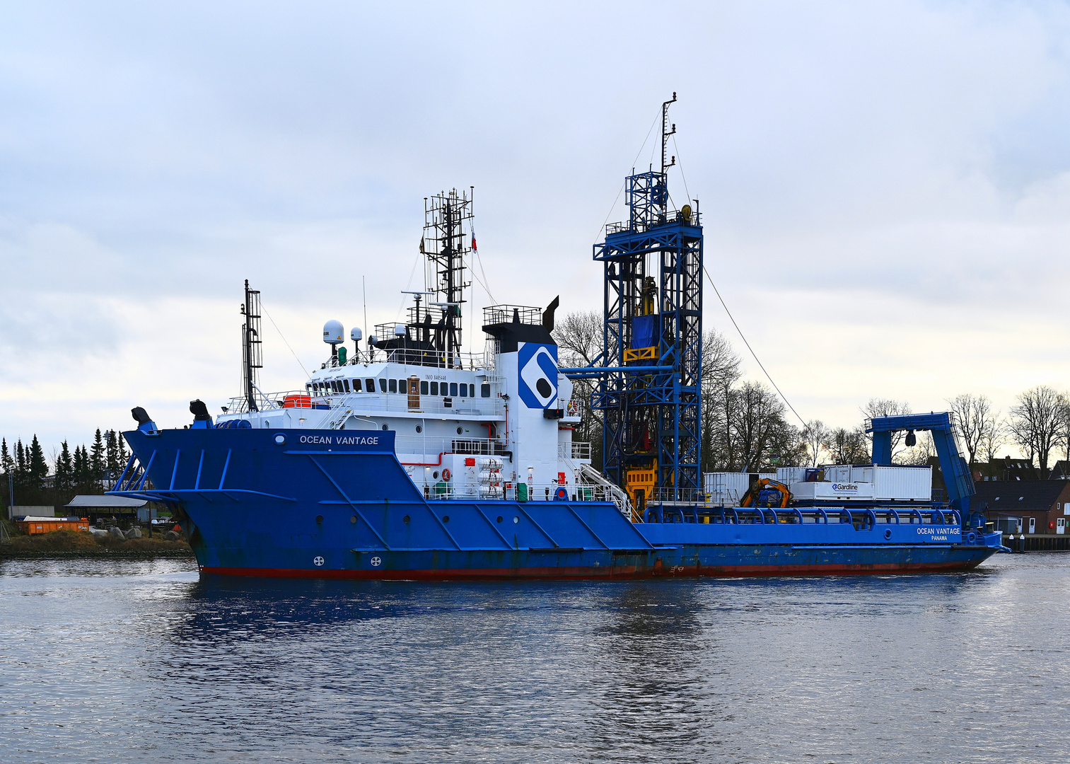 Die OCEAN VANTAGE im Nord-Ostsee-Kanal bei Rendsburg