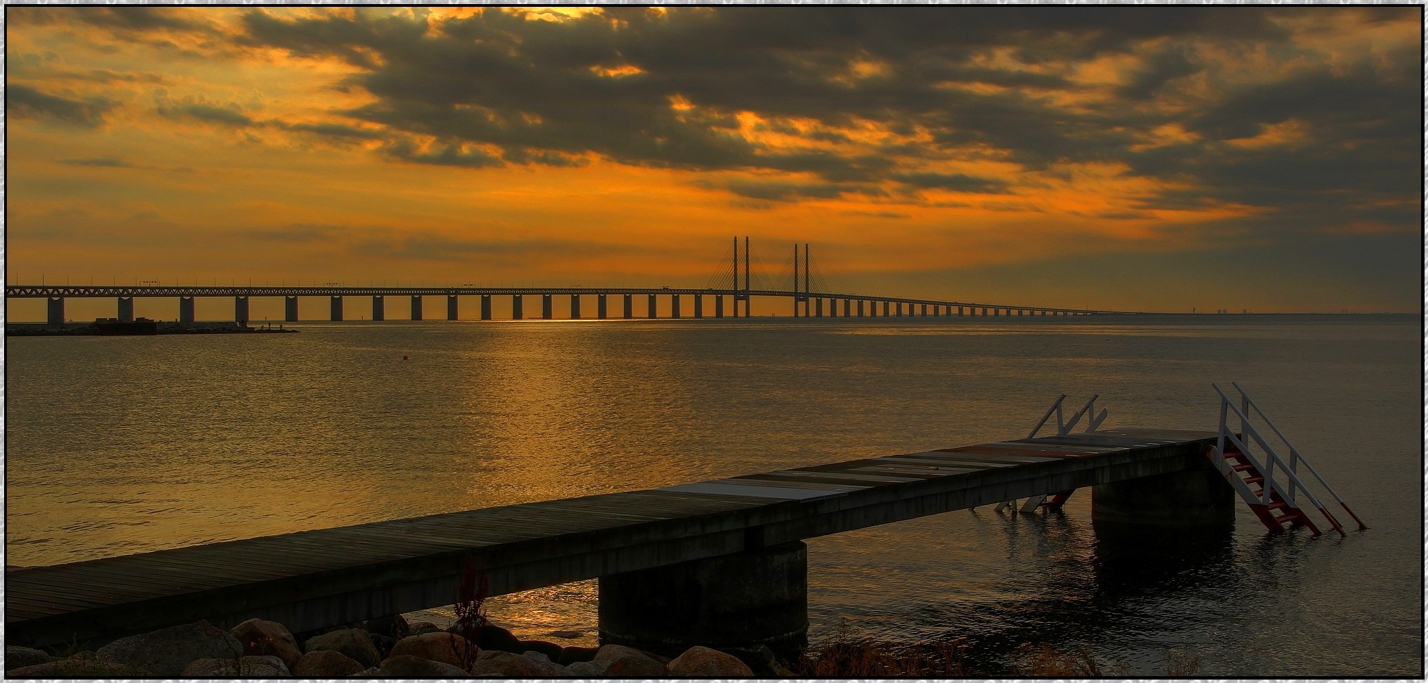 Die Öresundbrücke im stimmungsvollen Abendlicht: Norge/Schwedenreise 2015 (HDR)