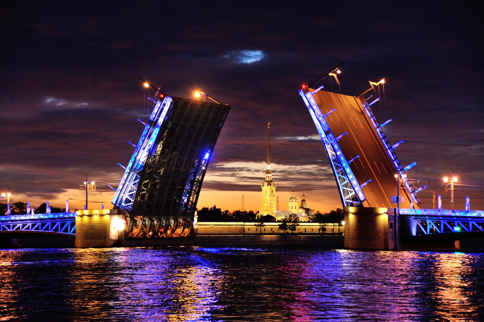 Die offene Palastbrücke von St. Petersburg im blauen Licht