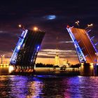 Die offene Palastbrücke von St. Petersburg im blauen Licht