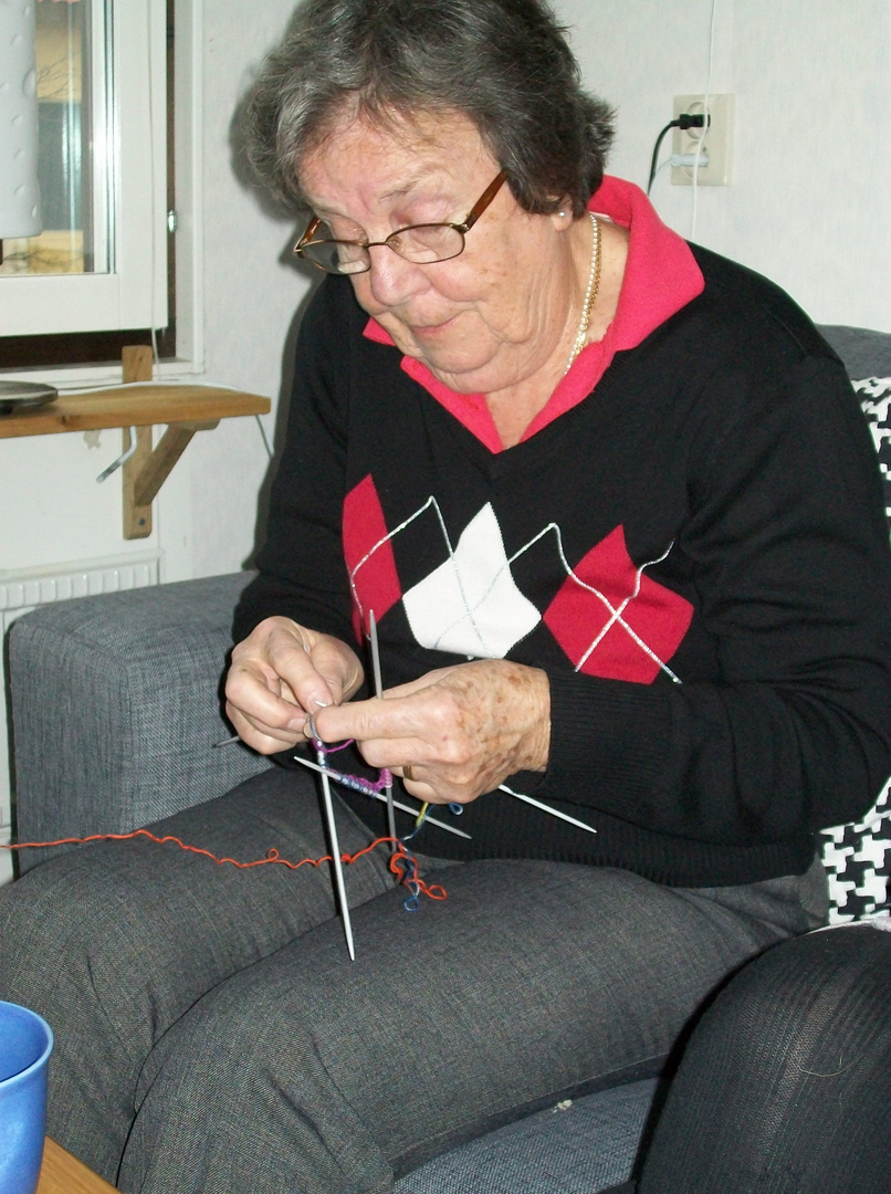 Die Oma strickt Socken