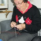 Die Oma strickt Socken