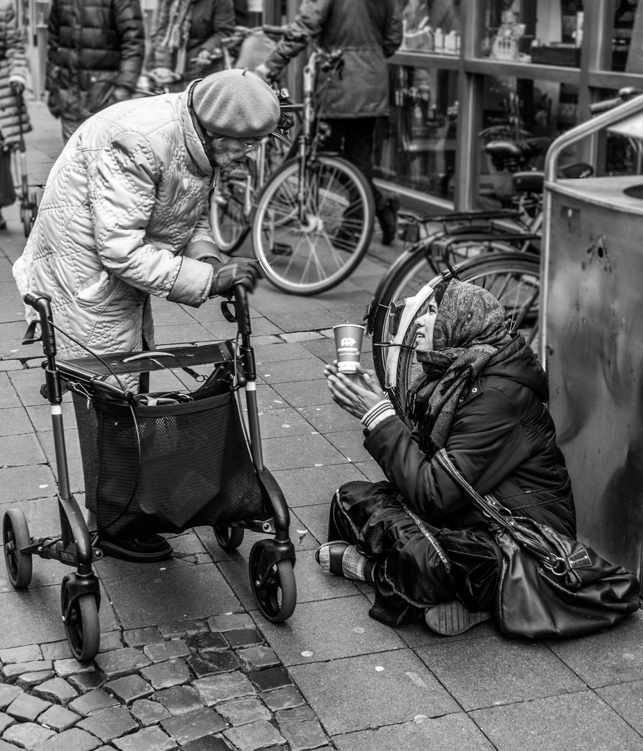 Die Oma und die Bettlerin