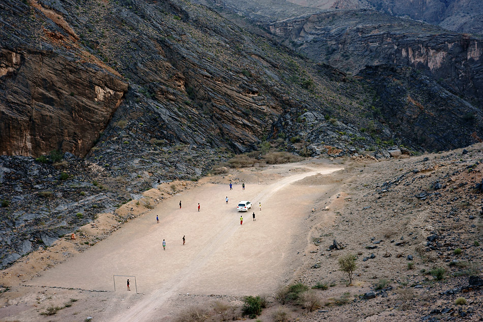 Die Oman Bergpassstrasse führt direkt über das Fussballfeld