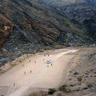 Die Oman Bergpassstrasse führt direkt über das Fussballfeld