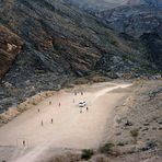 Die Oman Bergpassstrasse führt direkt über das Fussballfeld