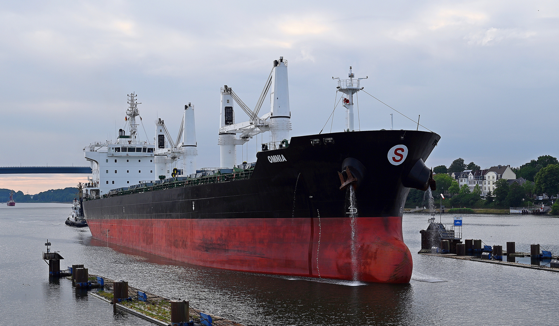 Die OMNIKA bei der Einfahrt in die Schleuse Kiel-Holtenau