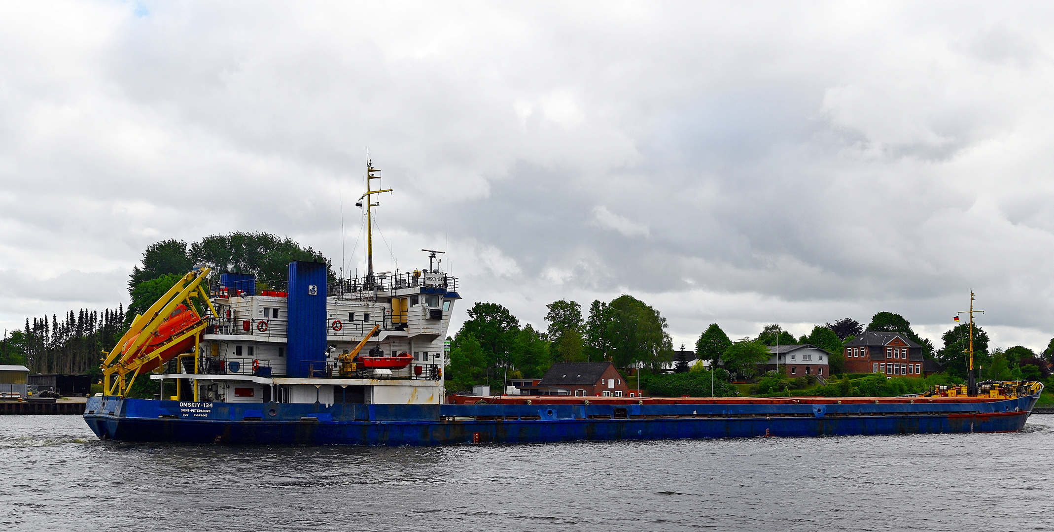 Die OMSKIY 134 im Nord-Ostsee-Kanal bei Rendsburg