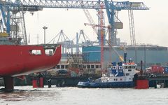 Die OOCL Belgium wird ins Dock gezogen.