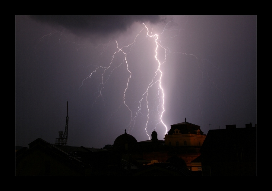 Die Oper im Blitzlichtgewitter