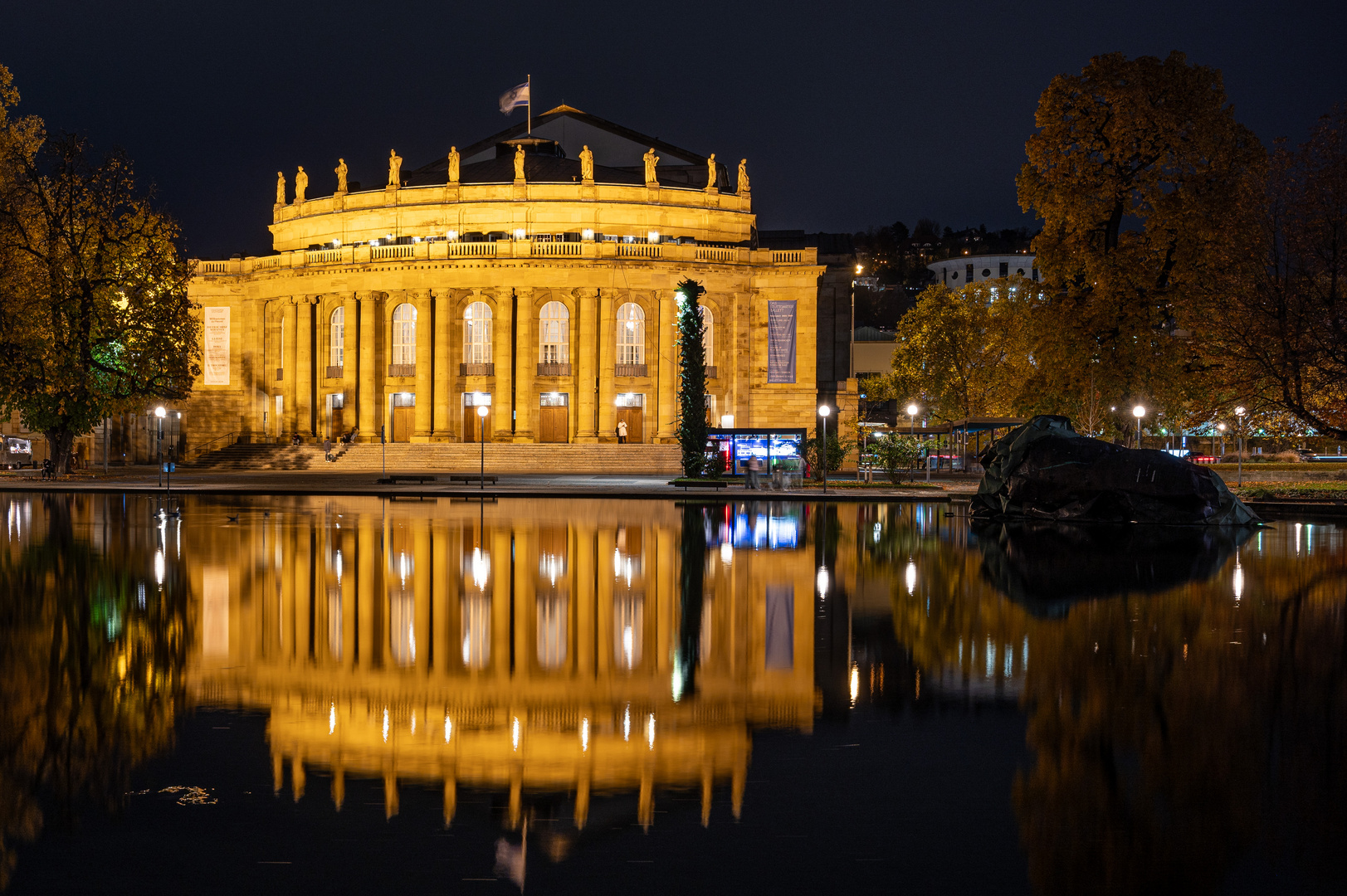 Die Oper in Stuttgart nachts